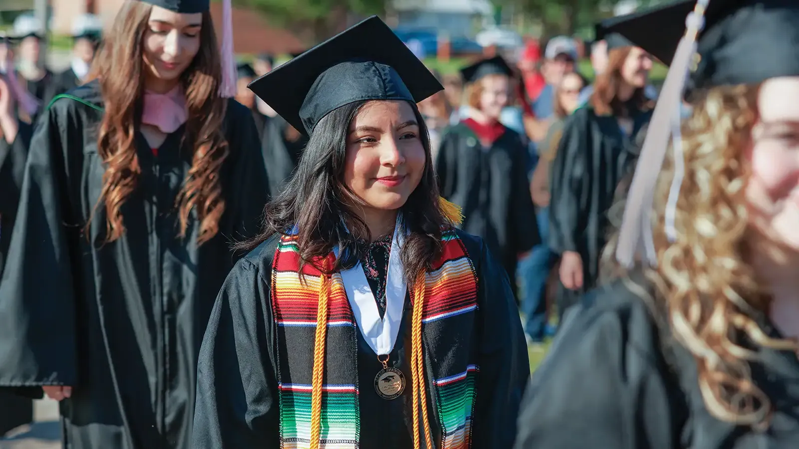 Jennifer Santos, OBU 2023届毕业生，参加了The Walk.